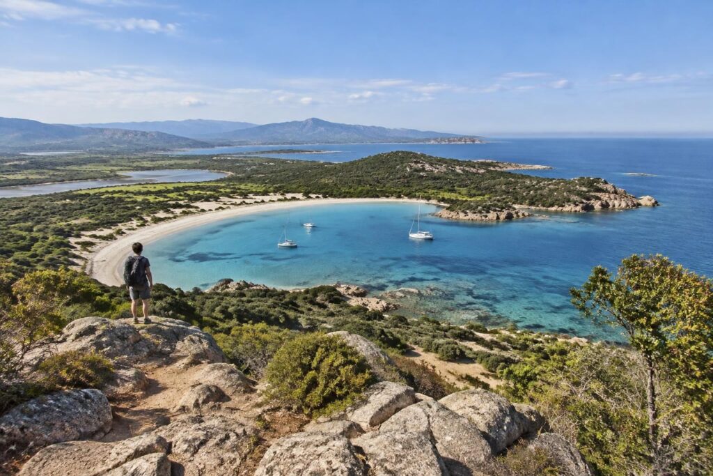 découvrez le sommet de la presqu’île de la rondinara lors d’une randonnée offrant de superbes panoramas sur la côte et les paysages environnants.